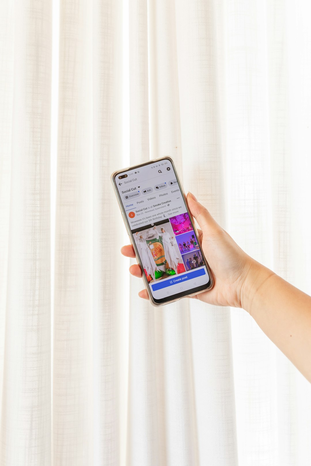 a-person-holding-a-cell-phone-in-their-hand-i6oamzrm0y0